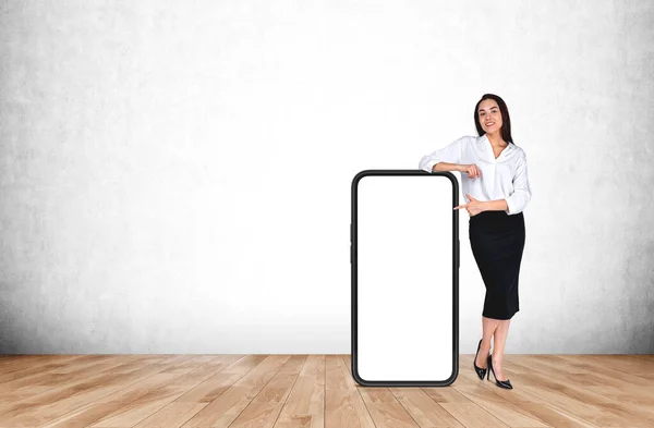 Businesswoman Smiling Full Length Standing Smartphone Finger Pointing Screen Hardwood — Photo
