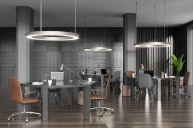 Koyu renk iç mekan koltuklar ve dizüstü bilgisayarla yuvarlak masa, ahşap zemin. Ofis alanı ve aletleri ve dekorasyonu olan bilgisayar. 3B görüntüleme