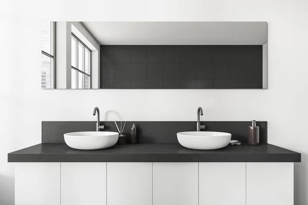 Hvid Badeværelse Interiør Med Dobbelt Vask Spejl Vindue Singapore Byudsigt - Stock-foto