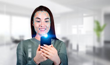 Gündelik kıyafet giyen çekici iş kadını akıllı telefon taraması yapıyor. Arka planda ofis işyeri var. Modern teknoloji kavramı, veri ve bilgi güvenliği, aygıtlar ve iletişim