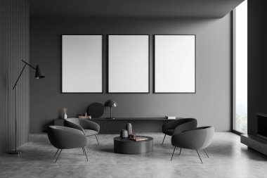 Dört koltuk, kahve masası ve gri beton zemini olan koyu renk bir oturma odası. Rafta ve sehpada sanat dekorasyonu. Kırsal kesimde panoramik pencere. 3 maket poster, 3 boyutlu çizim