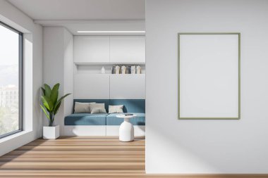 Kanepe, raf ve ahşap zemin üzerinde kahve masası olan şık bir serin oda. Kırsal kesimde panoramik pencere. Beyaz duvarda maket posteri var. 3B görüntüleme