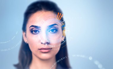 Ciddi, güzel bir kadın, biyometrik doğrulama ve yüz tanıma. Tarayıcılı dijital hologram. Yüz kimliği ve makine öğrenme kavramı