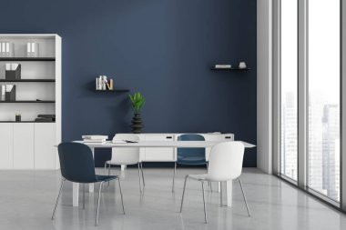 Mavi iç mekan, gri beton zemin üzerinde sandalyeler ve masa. İş belgeleriyle dolu beyaz raf. Şehir manzarasında panoramik pencere. 3B görüntüleme