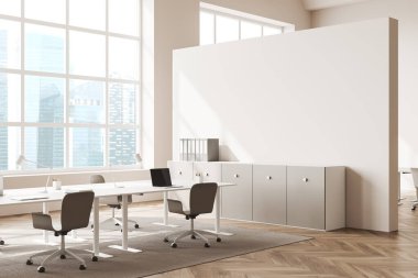 Parlak ofis içini boş duvarla kapat, Singapur manzaralı panoramik pencereler, toplantı tahtası, dizüstü bilgisayarı ve beton zemini olan masa. Çalışma sürecinin konsepti. 3d oluşturma