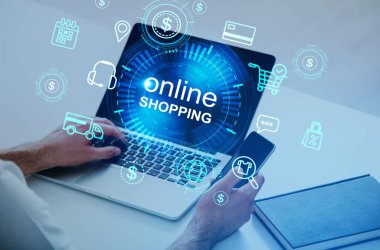 Bilgisayarı ve akıllı telefonu kullanan iş kadını, online alışveriş için mobil uygulama ve holograma yardım eden. Farklı parlayan simgeler ve devreler. Mal satın alma kavramı