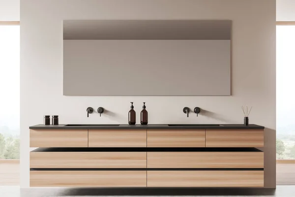 Interior Banheiro Bege Com Pia Dupla Espelho Janela Panorâmica Vista — Fotografia de Stock