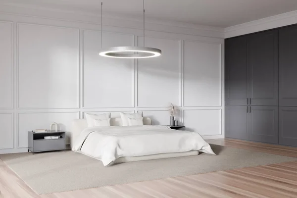 Interior Branco Sala Dormir Com Cama Mesa Cabeceira Com Decoração — Fotografia de Stock