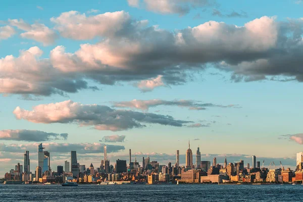 New York City Med Skyskrapor Och Hudson River Med Moln — Stockfoto