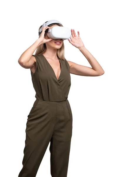 白い背景 デジタル世界と通信に隔離された仮想現実の眼鏡ヘッドセットを使用してジャンプスーツのビジネス女性 営業の概念 — ストック写真