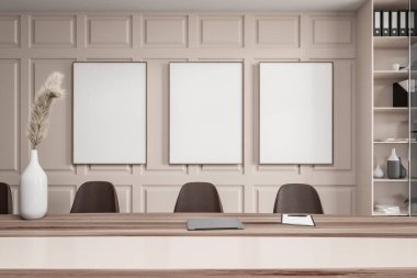 Parlak ofis içi ön manzara üç boş beyaz poster, raflar, büyük toplantı tahtası, dizüstü bilgisayar ve pano ve ahşap zemin. Çalışma sürecinin konsepti. Model yap. 3d oluşturma