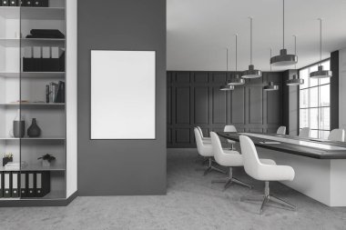 İçinde sandalyeler ve tahta olan karanlık toplantı odası, gri beton zemin. Şehir manzarasında panoramik pencere. Belgeler ve maket posterli raflar, 3B görüntüleme