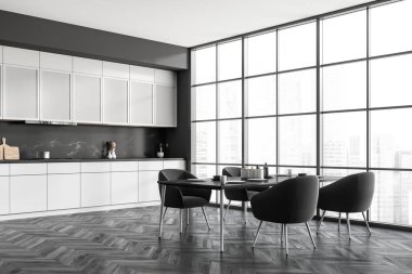 Gri mutfak iç kısmı koltuklu ve siyah ahşap zemin üzerinde yemek masası, yan görüş. Güvertede mutfak eşyaları ve şehir manzarasında panoramik pencere. 3B görüntüleme