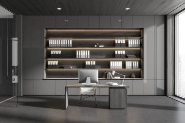 Karanlık iş odası içi bilgisayar, gri beton zemin. Belgeli dolap, arka plan ışığı şehir manzaralı panoramik pencere. 3B görüntüleme