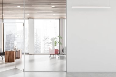 Masa başı ve bilgisayar ile hafif işler, kanepeli soğuk alan. Singapur şehir manzarasında cam kapılar ve panoramik pencere. Boş duvarı, 3 boyutlu görüntülemeyi düzenle