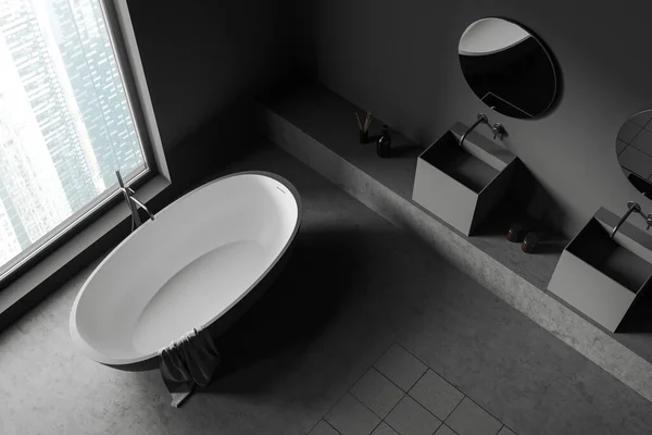 Pohled Shora Tmavý Interiér Koupelny Vanou Dvojitým Umyvadlem Zrcadlem Panoramatické — Stock fotografie