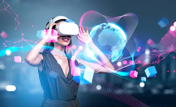 Zakenvrouw Glimlachend Headset Werkend Virtual Reality Aardebol Digitaal Hologram Van — Stockfoto