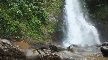 Şelale arka planlı nehir kayası, cidahu sukabumi batı java