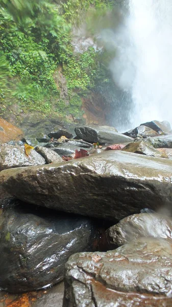 Flussfelsen Mit Wasserfallhintergrund Cidahu Sukabumi West Java — Stockfoto