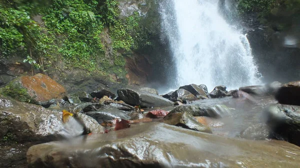 Flussfelsen Mit Wasserfallhintergrund Cidahu Sukabumi West Java — Stockfoto