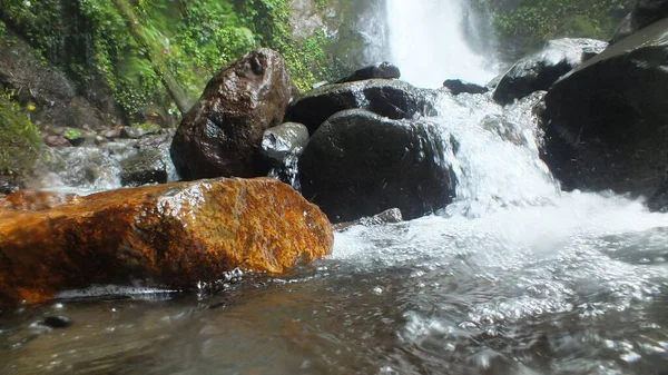 Batu Sungai Dengan Latar Belakang Air Terjun Cidahu Sukabumi Java — Stok Foto