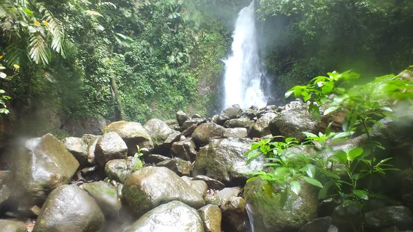 Batu Sungai Dengan Latar Belakang Air Terjun Cidahu Sukabumi Java — Stok Foto