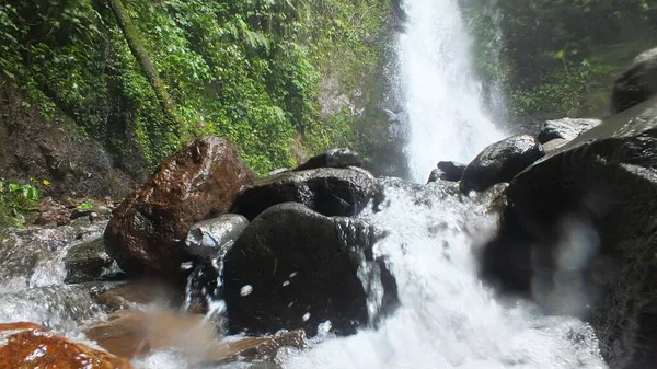 具有瀑布背景的河流岩石 Cidahu Sukabumi西爪哇 — 图库照片