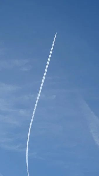 아연은 하늘에 흔적을 남기면서 비행기의 윤곽을 수있다 — 스톡 사진