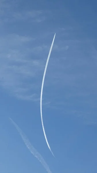 Zinita Silhouette Aeroplano Visibile Lasciando Una Traccia Bianca Nel Cielo — Foto Stock