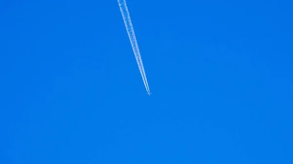 Blue Sky Zenith Departing Plane Leaves White Trail Engines — Stock Photo, Image