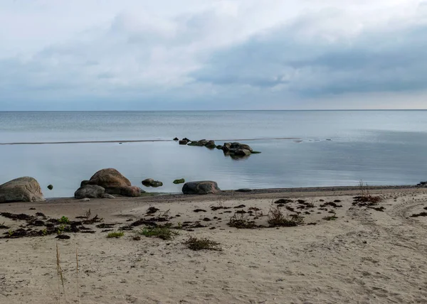 Widok Niezwykły Krajobraz Plaży Kaltene Utworzony Przez Duże Głazy Obejmujące — Zdjęcie stockowe