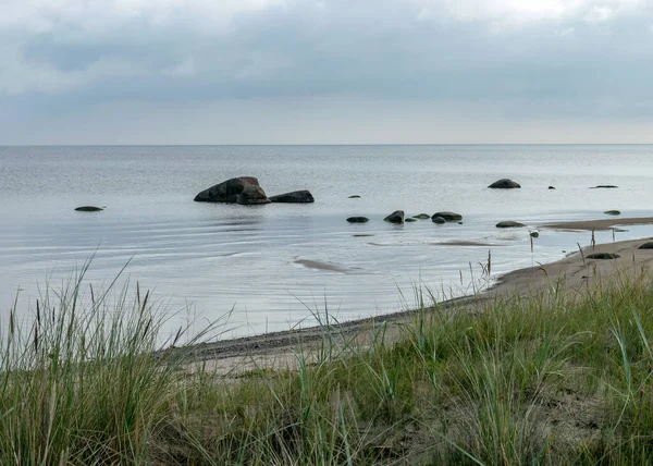 Pohled Neobvyklou Krajinu Pláže Kaltene Tvořenou Velkými Balvany Pokrývajícími Pobřeží — Stock fotografie