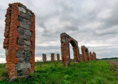 Taş ve tuğla kalıntıları, İngiltere 'deki ünlü Stonehenge' i andıran gayri resmi bir turistik cazibe merkezi. Smiltene, Kalnamuiza, Letonya 'da açık bir alanda yer almaktadır.