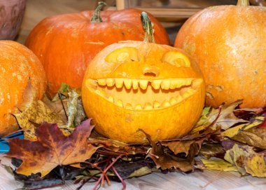 geleneksel yüzü oyulmuş turuncu Cadılar Bayramı balkabağı Cadılar Bayramı dekoru, sonbahar