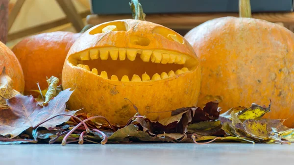 Abóbora Halloween Laranja Com Rosto Tradicional Esculpido Decoração Halloween Outono — Fotografia de Stock