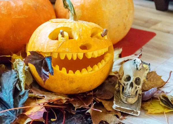 Abóbora Halloween Laranja Com Rosto Tradicional Esculpido Símbolo Crânio Decoração — Fotografia de Stock