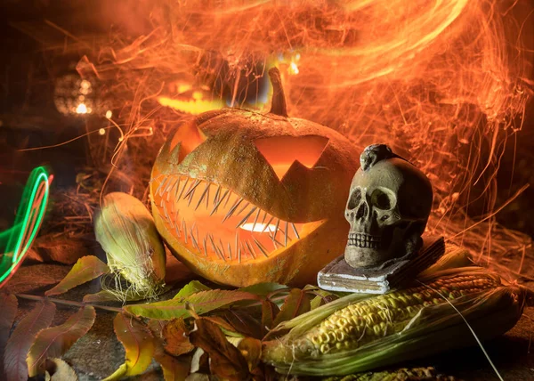 Calabazas Talladas Rodeadas Chispas Humo Fuego Composición Halloween Con Calabazas — Foto de Stock