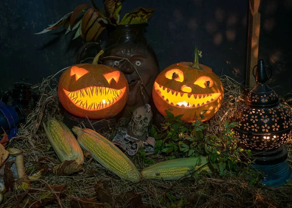 Kompozycja Halloween Uśmiechniętymi Dyniami Akcesoriami Halloween Kolby Kukurydzy Czaszka Latarnie — Zdjęcie stockowe