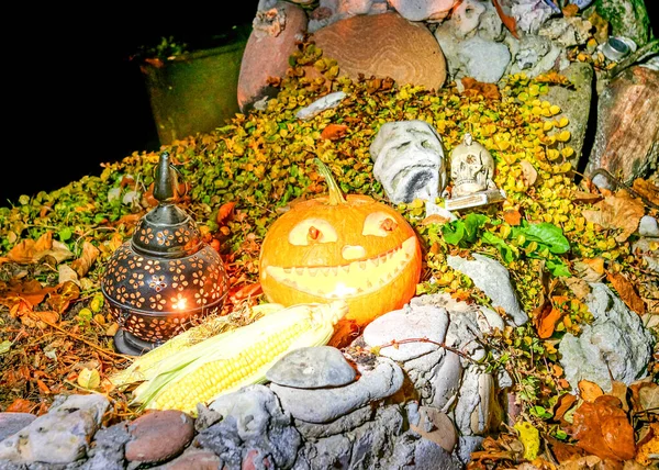 Kompozycja Halloween Uśmiechniętymi Dyniami Akcesoriami Halloween Kolby Kukurydzy Czaszka Latarnie — Zdjęcie stockowe