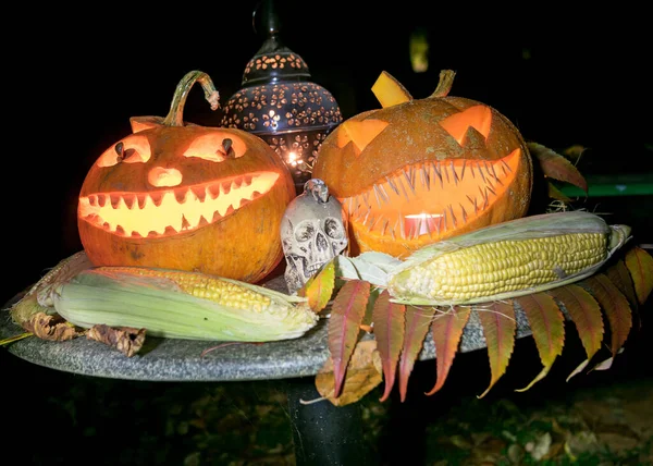 Halloween Sammansättning Med Leende Pumpor Och Halloween Tillbehör Majskolvar Skalle — Stockfoto