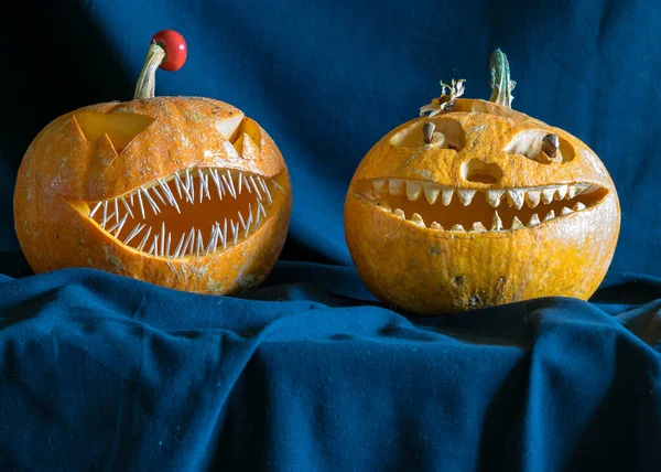 Tema Halloween Abóbora Esculpida Com Sorriso Assustador Velas Acesas Aranhas — Fotografia de Stock