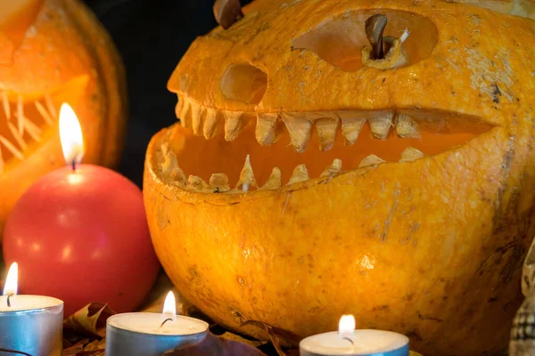 Halloween Tema Snidade Pumpa Med Ett Skrämmande Leende Brinnande Ljus — Stockfoto