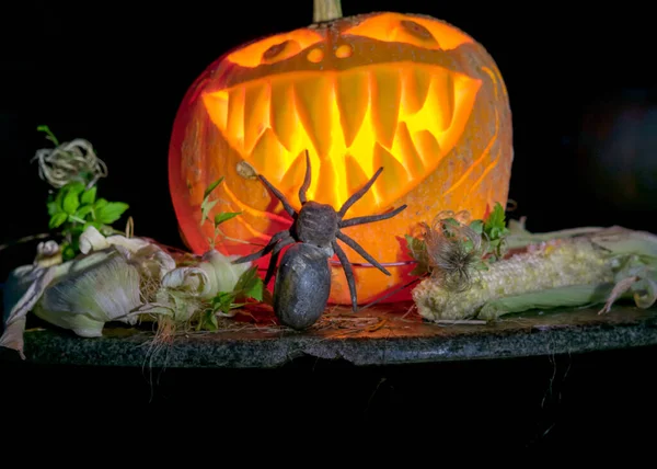 Halloween Motyw Rzeźbiona Dynia Przerażającym Uśmiechem Płonące Świece Pająki Pajęczyny — Zdjęcie stockowe
