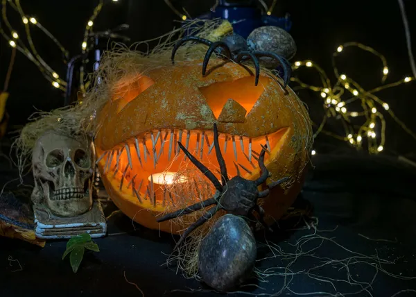 Tema Halloween Calabaza Tallada Con Una Sonrisa Aterradora Velas Encendidas — Foto de Stock