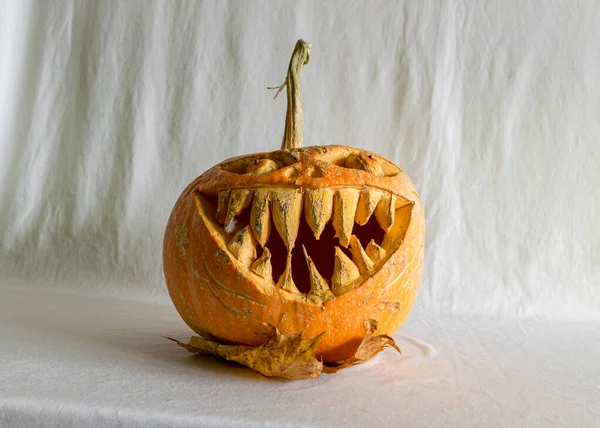 Tema Halloween Abóbora Esculpida Com Sorriso Assustador Fundo Branco Decoração — Fotografia de Stock