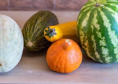 Kabaklı resim, kabak, karpuz ve kavun, sonbahar hasat zamanı, vejetaryen yemekleri için uygun, sebzeler sağlıklı beslenme için.