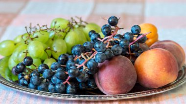 Metal tepside meyve parçaları, üzümler, erikler, şeftaliler, kayısılar, sonbahar hasat zamanı, sağlıklı beslenme ve vitaminler, sonbahar