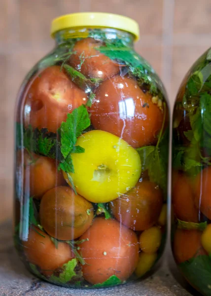 照片与美丽的红色西红柿和绿色香料在玻璃瓶 罐头蔬菜 西红柿腌制 冬季产品 健康食品 秋天收获时间 — 图库照片