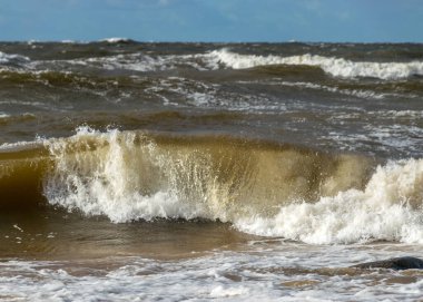 Sahilde güzel dalgalar, arka plan bulanıklığı ve güneş ışığı dalgaları, dramatik doğal arka plan, dalgalar ve su sıçramaları, Vidzeme kayalık kıyı kıyısı, Salacgriva kırsal alanı, Letonya
