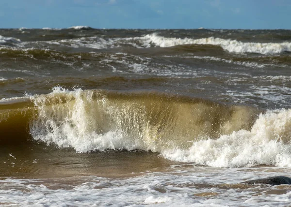 Sahilde güzel dalgalar, arka plan bulanıklığı ve güneş ışığı dalgaları, dramatik doğal arka plan, dalgalar ve su sıçramaları, Vidzeme kayalık kıyı kıyısı, Salacgriva kırsal alanı, Letonya